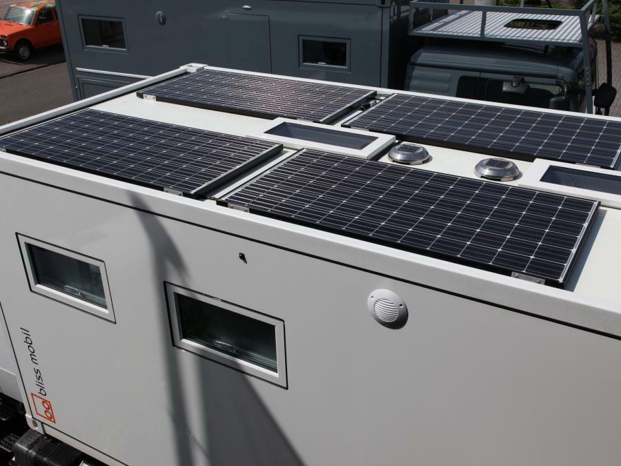 Zonnepanelen op de camper Kampeertijd